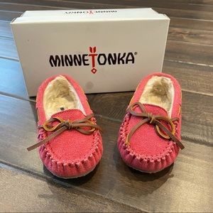 NWT Minnetonka Child’s Cassie Hot Pink Moccasins